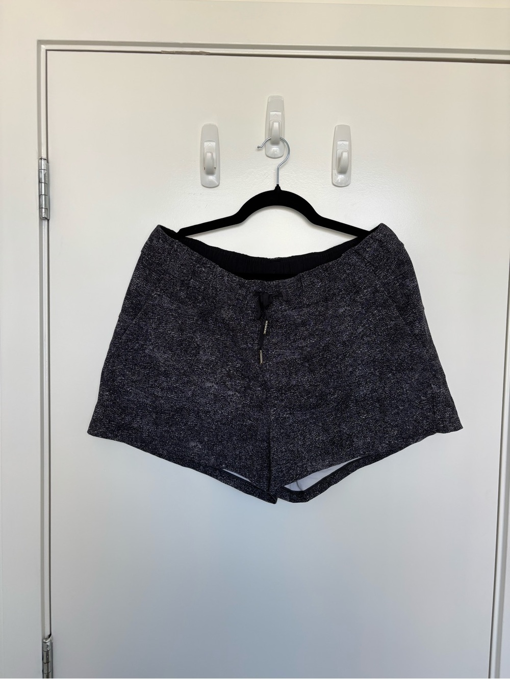 Lululemon on the fly short newspaper print size 12